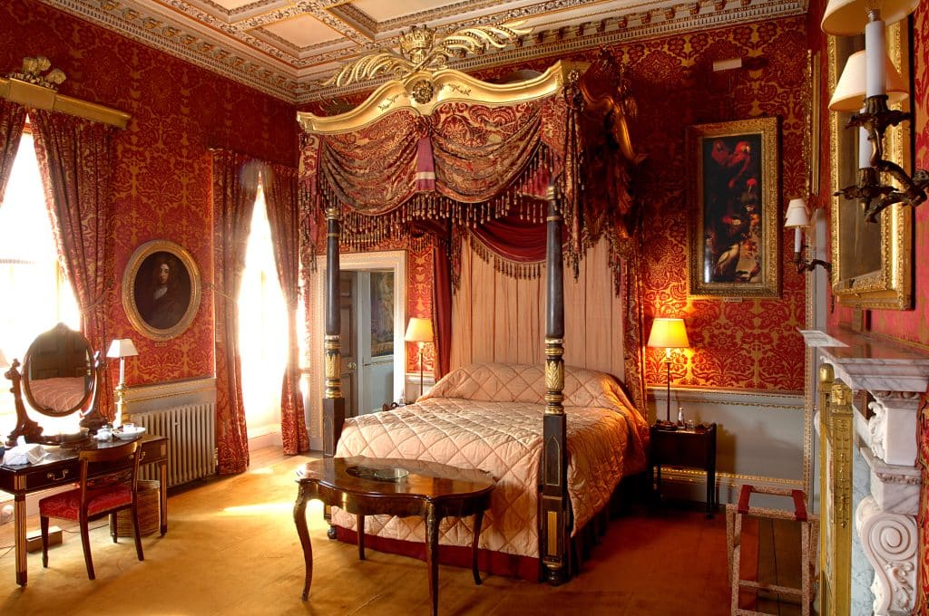 Hall bedroom. Замок холкхэм Холл интерьер. Комната в стиле 19 века. Спальня в стиле 19 века. Комната в стиле 18 века.